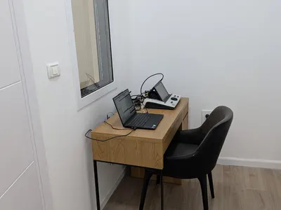 עמדת הבדיקה שלצד התא, עם האודיומטר, המחשב וחלון התצפית.