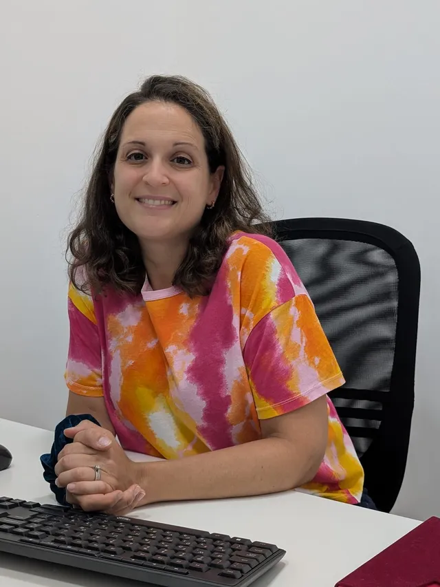 סטפני יאיון, קלינאית תקשורת שמיעה, ליד שולחנה במכון השמיעה ברעננה