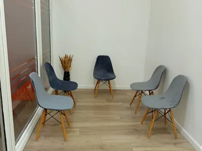 אזור ההמתנה במכון, עם כיסאות נוחים ליד דלת זכוכית.